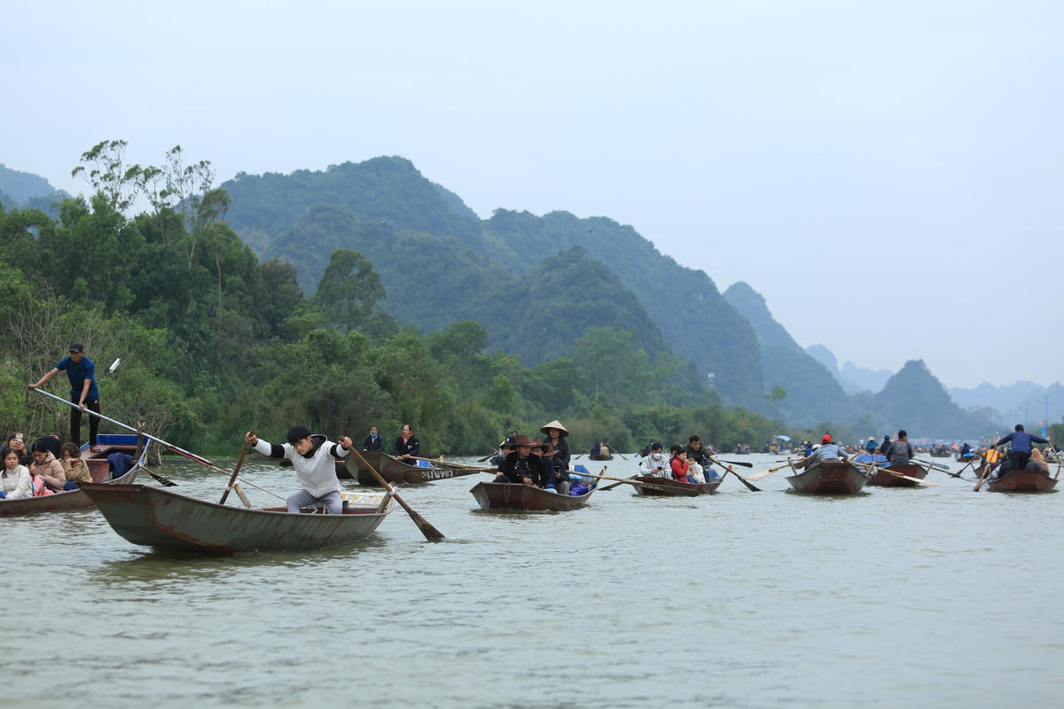 Kiểm soát 4.500 thuyền, đò chở khách vào chùa Hương đi lễ đảm bảo an toàn