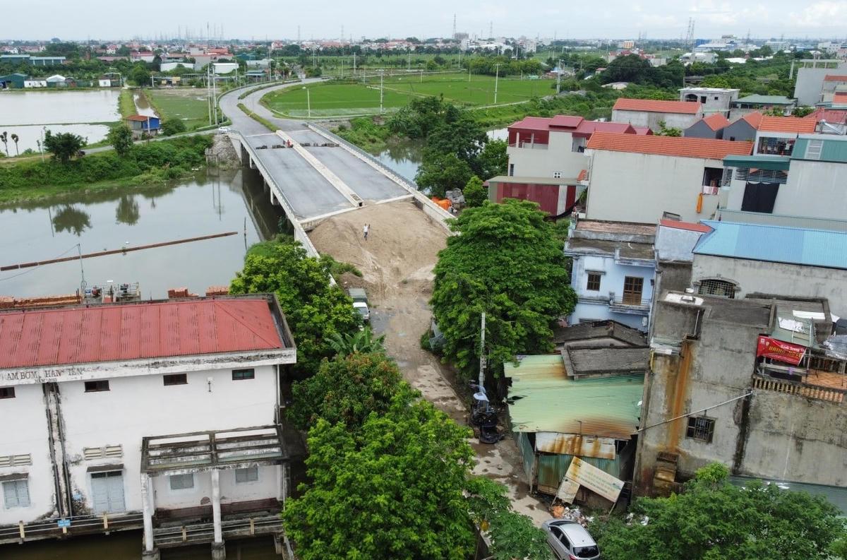 Hà Nội: Cầu trăm tỷ 'dang dở' vì chưa bố trí đất tái định cư cho 6 hộ dân