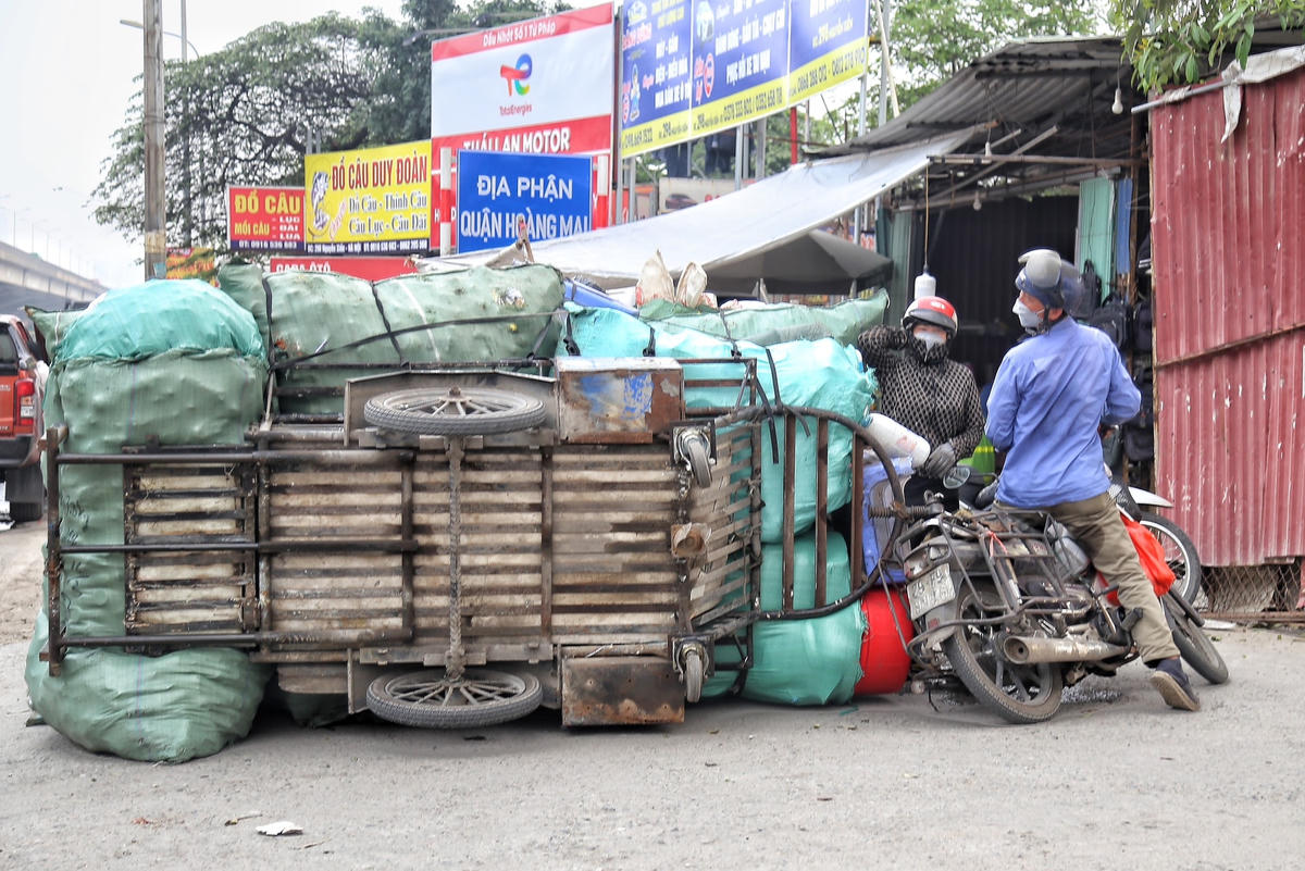 Chiếc xe tự chế chở hàng hóa công kềnh đi vào ngõ 280 Nguyễn Xiển bị lật nghiêng.