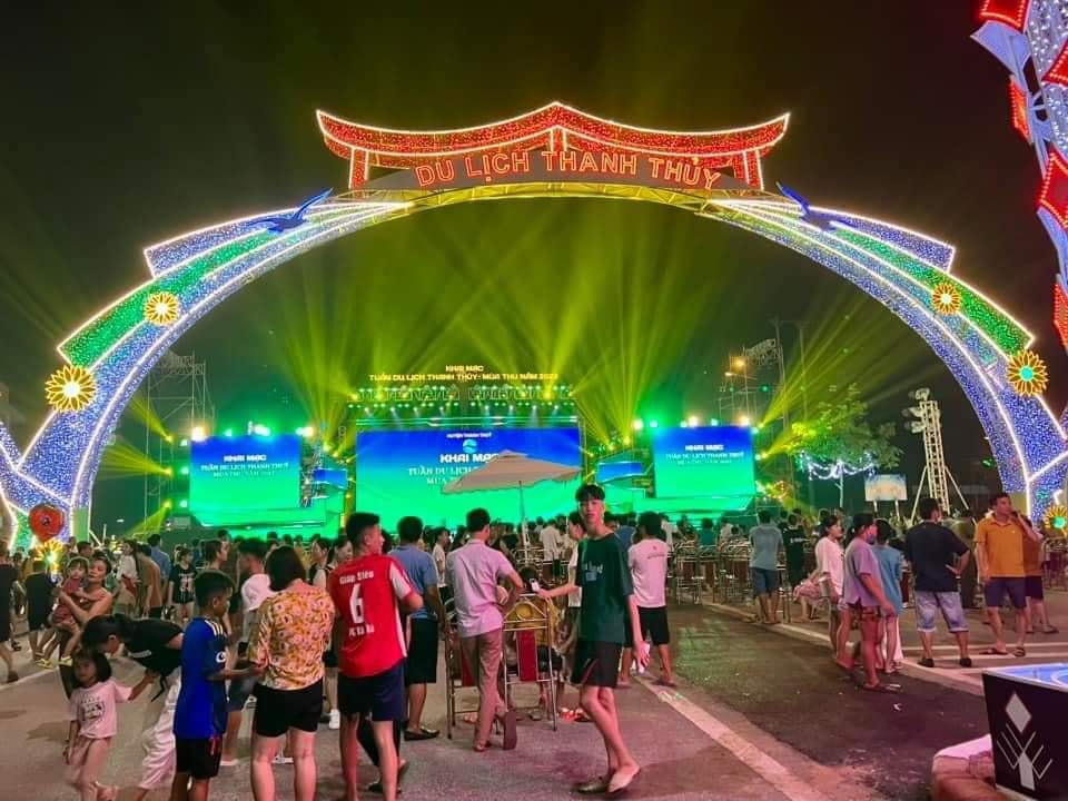 Chương trình khai mạc chưa diễn ra nhưng nhiều người đã có mặt từ rất sớm