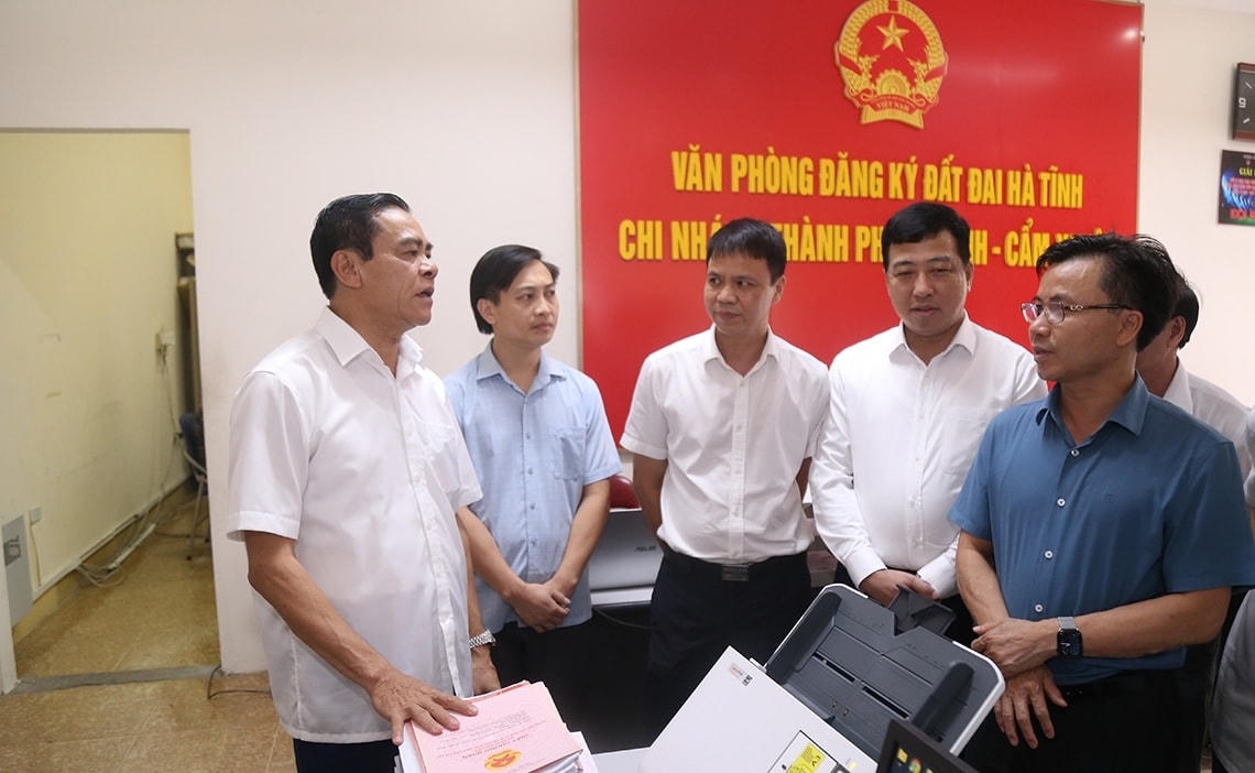 Chủ tịch UBND tỉnh Hà Tĩnh Võ Trọng Hải kiểm tra tại Văn phòng đăng ký đất đai chi nhánh Thành phố Hà Tĩnh - Cẩm Xuyên. Ảnh: BHT.