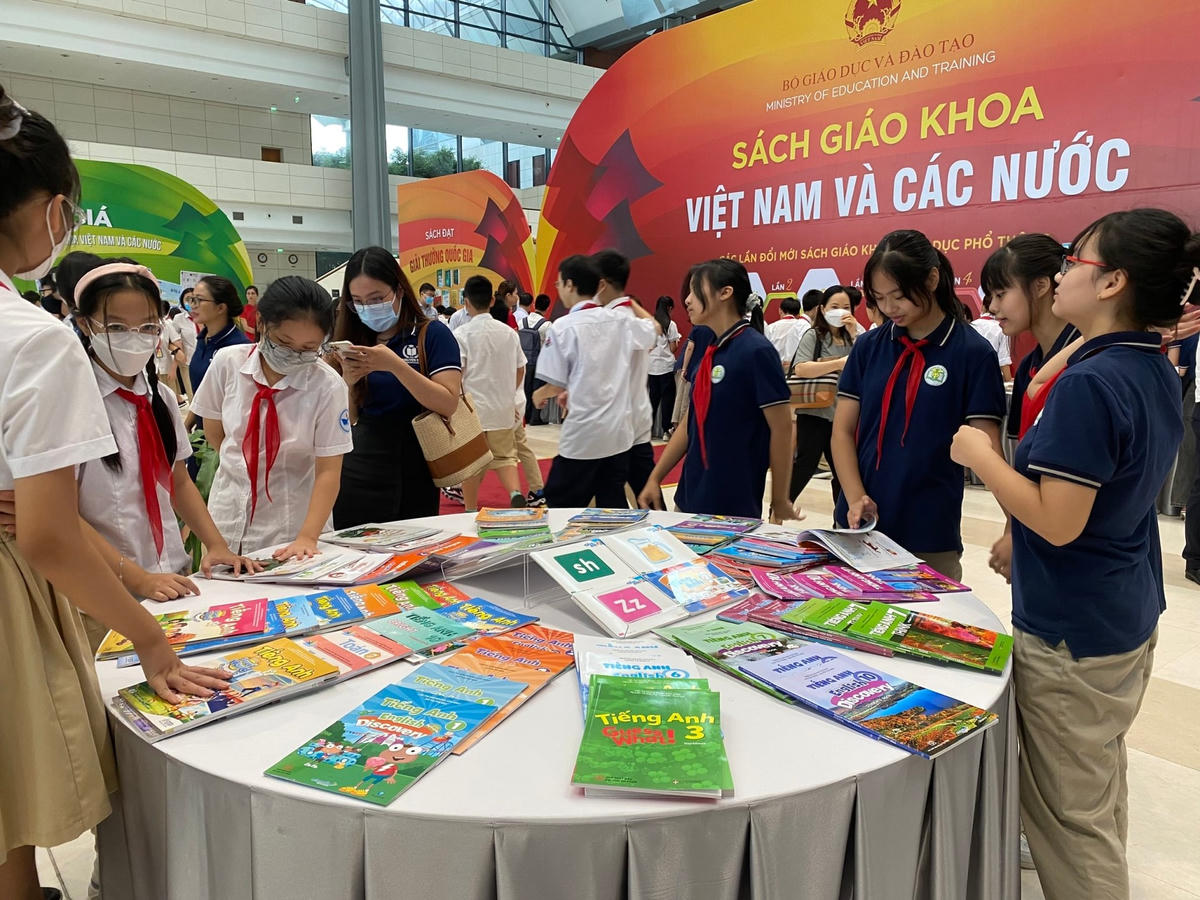 Đông đảo phụ huynh, học sinh và giáo viên tham dự Trưng bày sách giáo khoa Việt Nam và các nước.