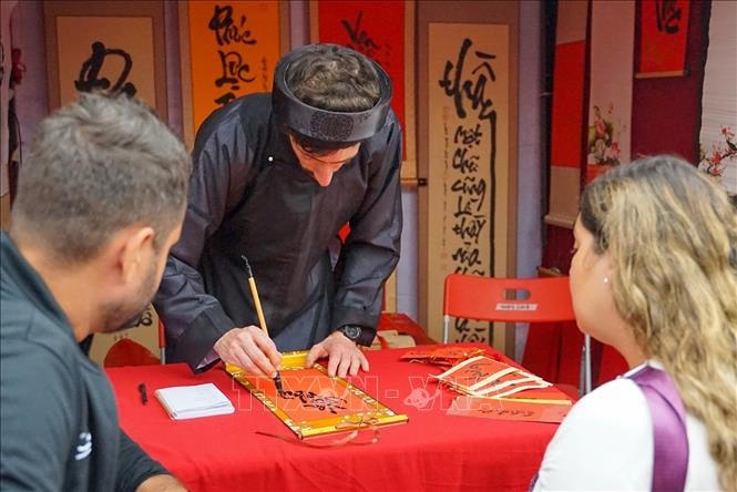 Gian "ông đồ Tây" ở Hội chữ Xuân Quý Mão 2023 thu hút rất nhiều du khách nước ngoài đến xin chữ.