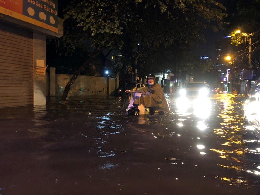 Mưa lớn ở Hà Nội chủ yếu diễn ra vào chiều và đêm. (Ảnh minh họa).