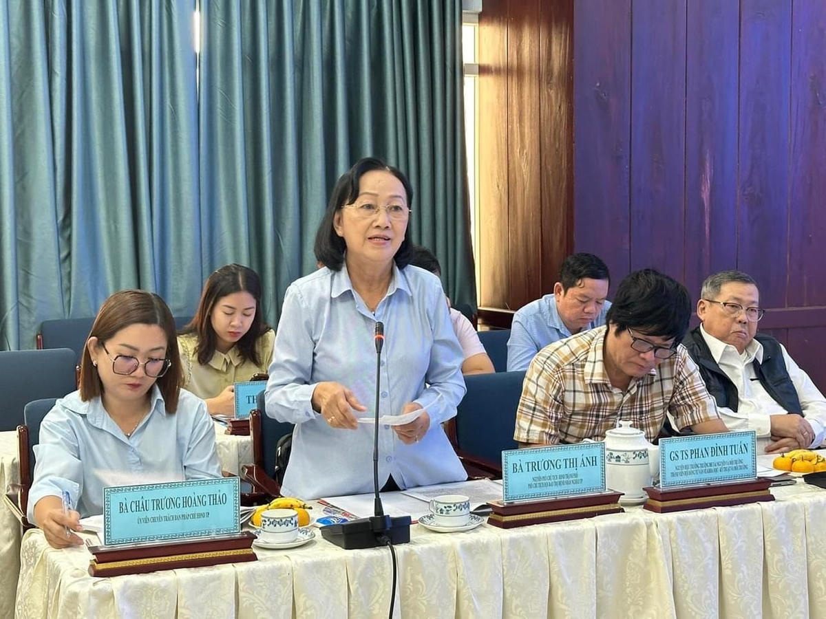 Một thành viên đoàn giám sát đặt câu hỏi cho lãnh đạo huyện Nhà Bè.