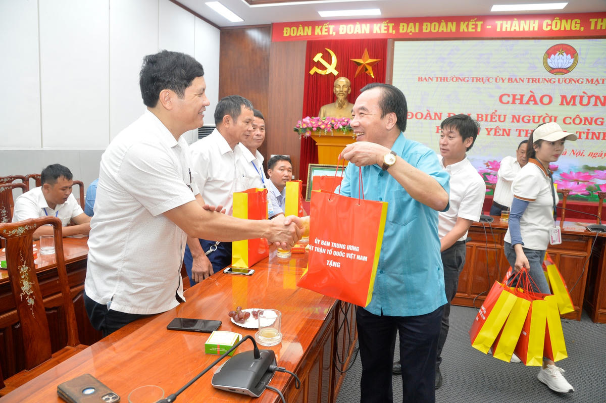 Phó Chủ tịch Ngô Sách Thực tặng quà người công giáo tiêu biểu huyện Yên Thành, tỉnh Nghệ An.