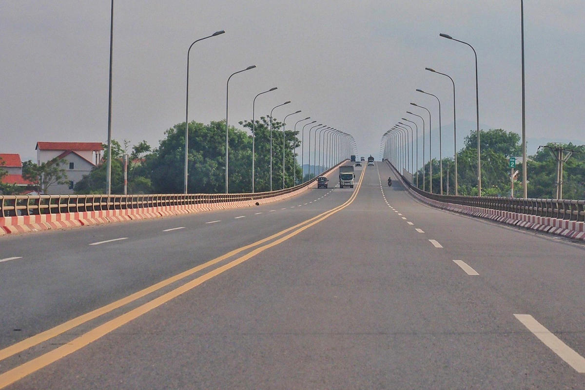 Mỗi làn xe rộng 3,5 m, tốc độ tối đa 80 km/h.