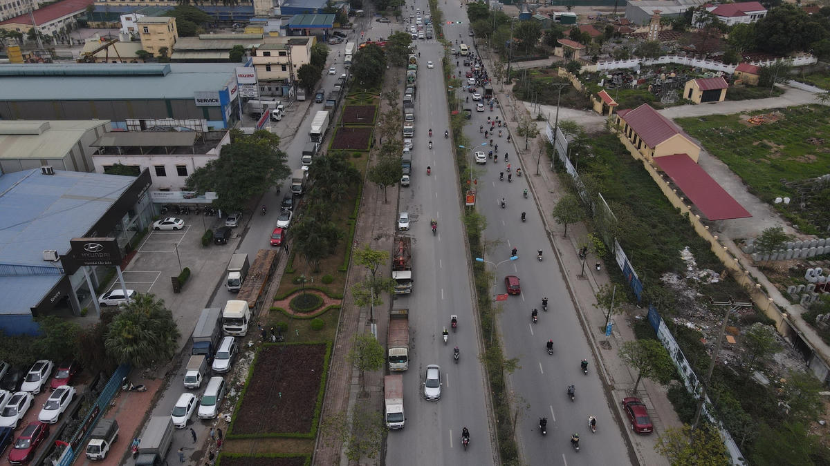Theo ghi nhận của PV Báo Đại Đoàn Kết Online, hàng trăm phương tiện xếp hàng dài đang chờ đăng kiểm thì lực lượng chức năng bất ngờ cớ mặt tiến hành kiểm tra, khám xét trung tâm 29-08D.