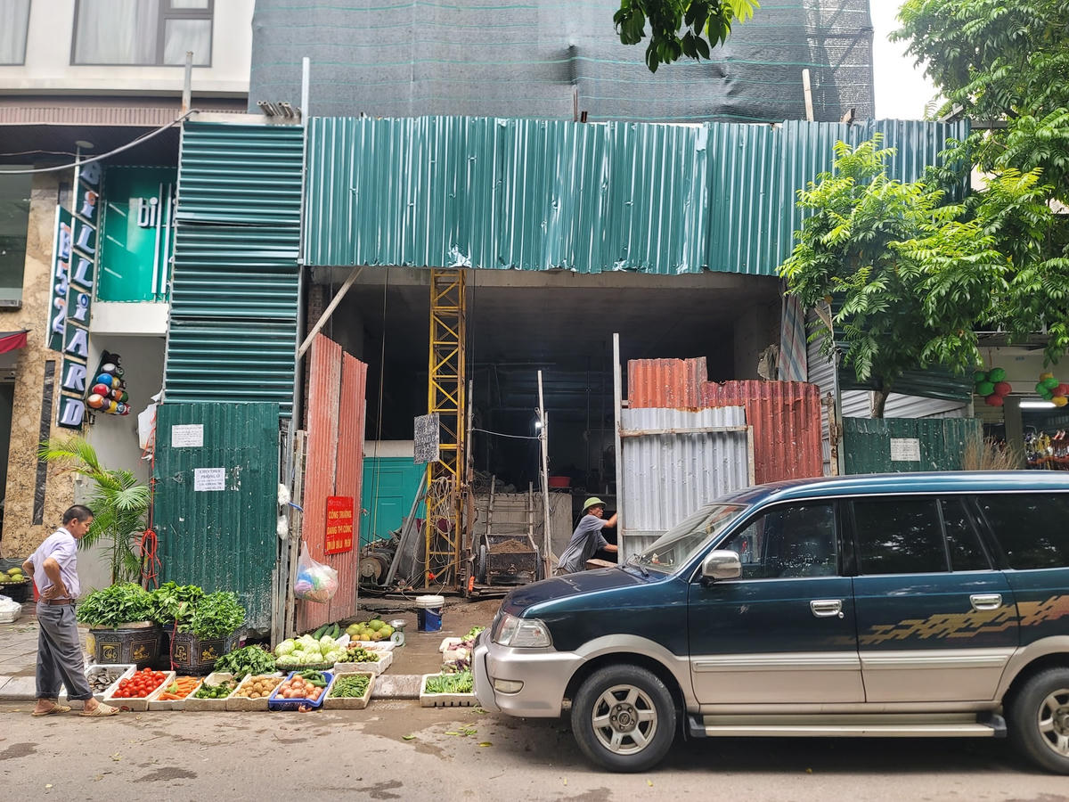 Một hộ dân xây dựng nhà đã quây tôn ra hết vỉa hè. 