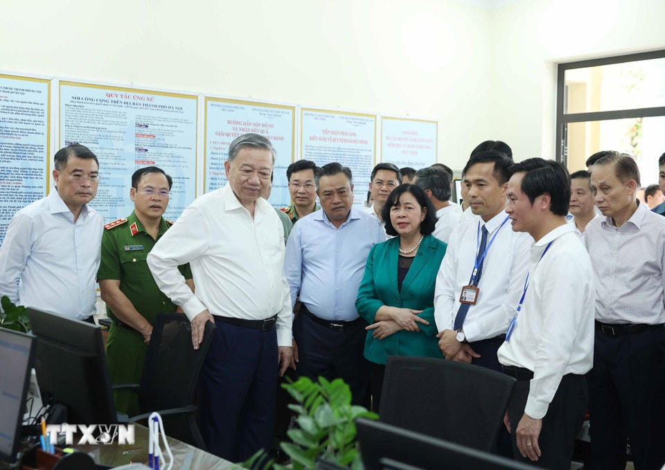 Tổng Bí thư Tô Lâm thăm, kiểm tra hoạt động tại Trung tâm hành chính công xã Phúc Thịnh. (Ảnh: Thống Nhất/TTXVN)