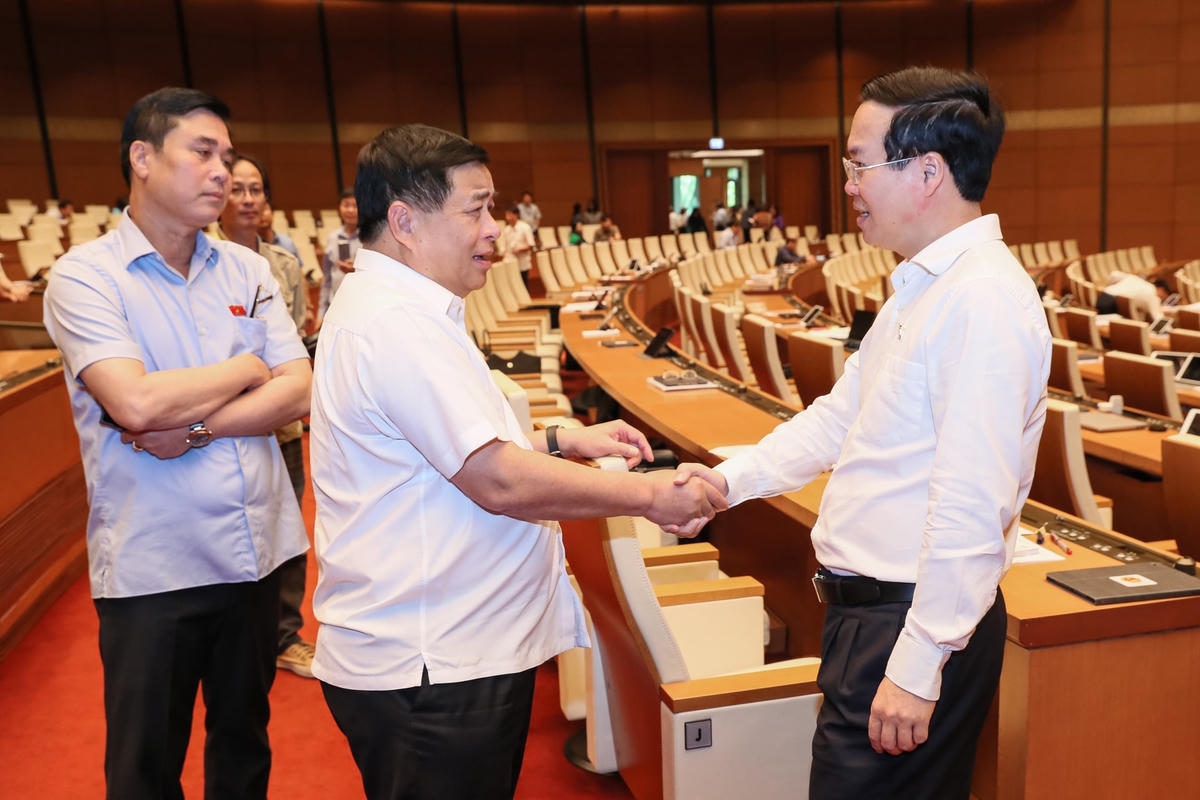 Chủ tịch nước Võ Văn Thưởng trao đổi với Bộ trưởng Bộ Kế hoạch và đầu tư Nguyễn Chí Dũng trong giờ giải lao (Ảnh: Quang Vinh).