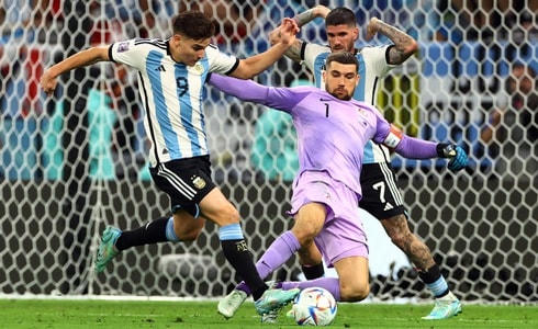Julian Alvarez trừng phạt sai lầm của thủ thành Mathew Ryan.