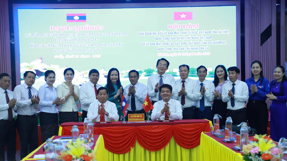 Hai bên ký kết biên bản ghi nhớ hợp tác hữu nghị.