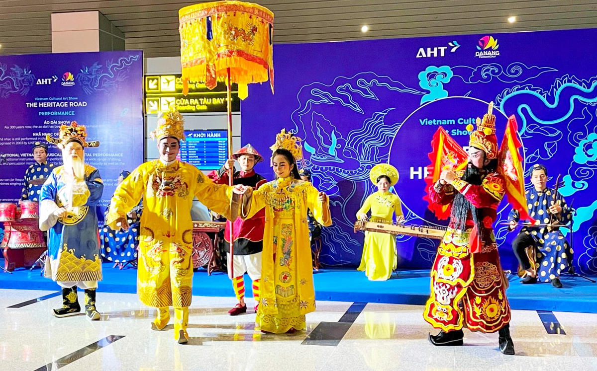 Biểu diễn nghệ thuật truyền thống phục vụ khách chờ bay ở ga quốc tế (Cảng hàng không quốc tế Đà Nẵng).