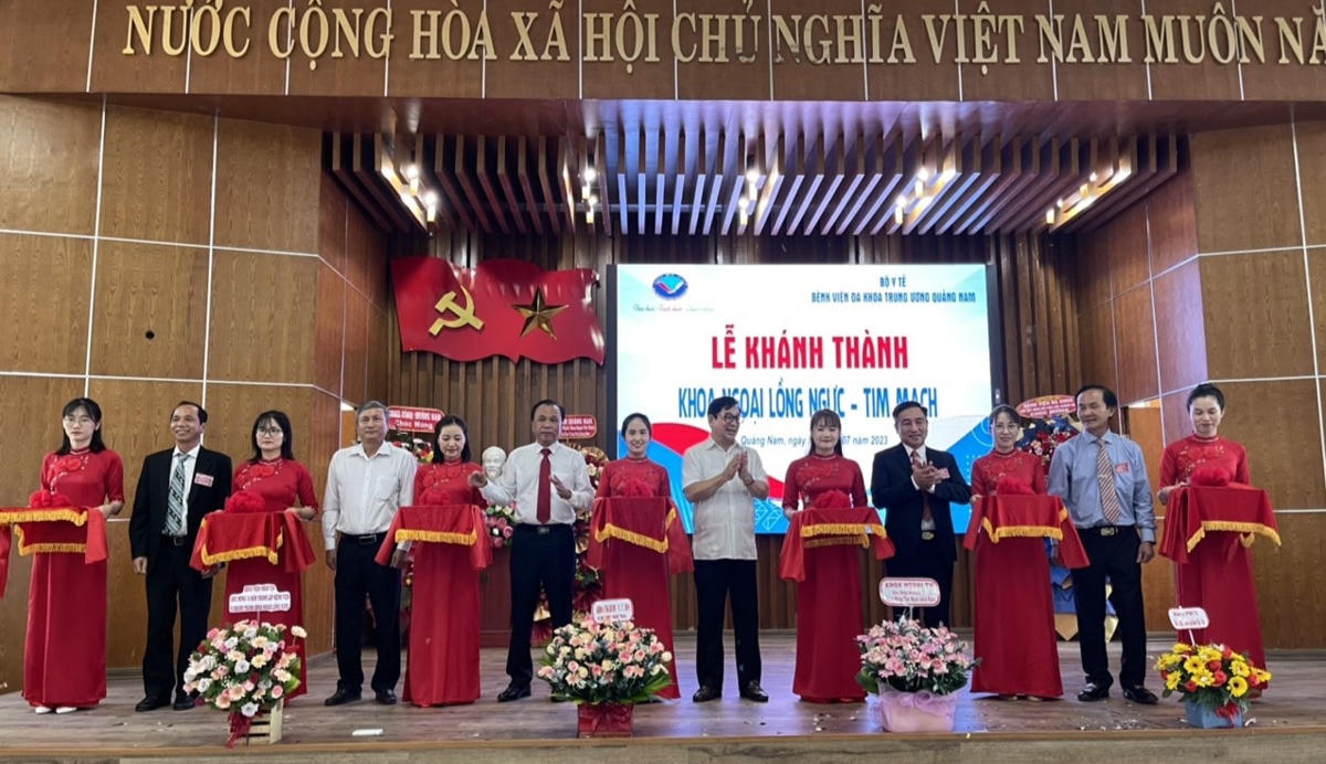 Đại biểu cắt băng khánh thành Khoa Ngoại Tim mạch - Lồng ngực.