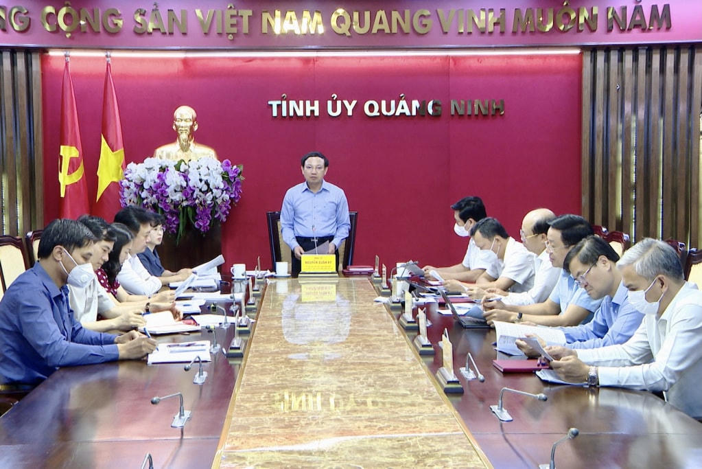 Ông Nguyễn Xuân Ký, Ủy viên Ban Chấp hành Trung ương Đảng, Bí thư Tỉnh ủy, Chủ tịch HĐND tỉnh Quảng Ninh, chủ trì cuộc họp. Ảnh: QMG.