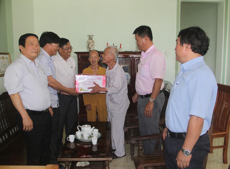 Thăm tặng quà cho gia đình thương binh Trần Quang Vân, trú tại thôn Tân Lộc, xã Tân Văn.