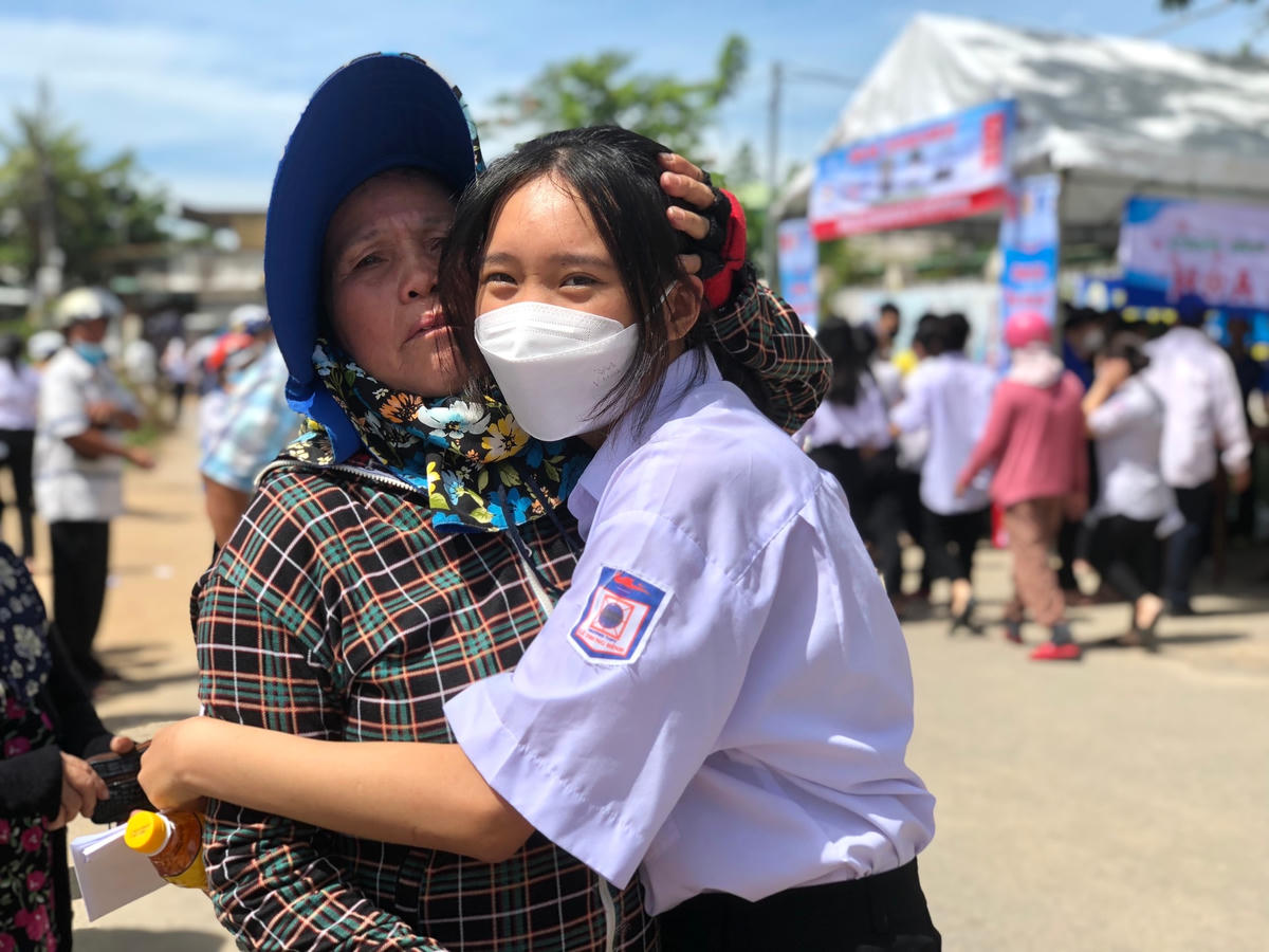 Phụ huynh hỏi thăm về tình hình làm bài thi của con.
