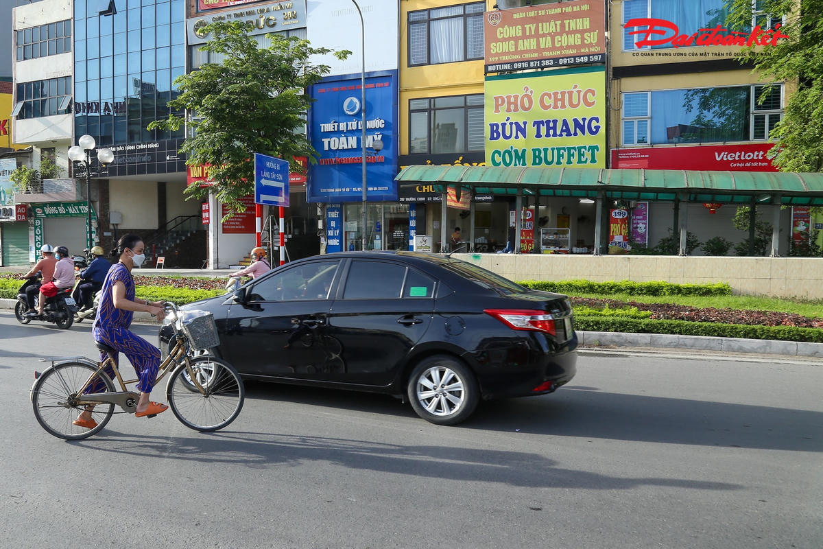 Tổ chức lại giao thông tại Ngã Tư Sở: Lực lượng chức năng căng mình, người dân dần tuân thủ