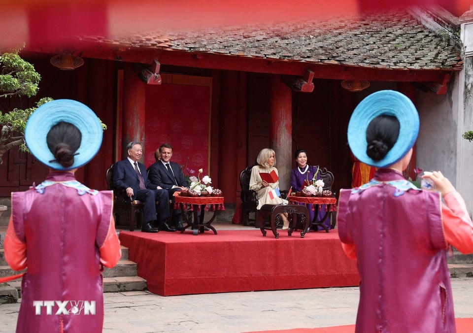 Tổng Bí thư Tô Lâm và Phu nhân cùng Tổng thống Pháp Emmanuel Macron và Phu nhân thưởng lãm chương trình biểu diễn Nhã nhạc Cung đình Huế. (Ảnh: Thống Nhất/TTXVN)