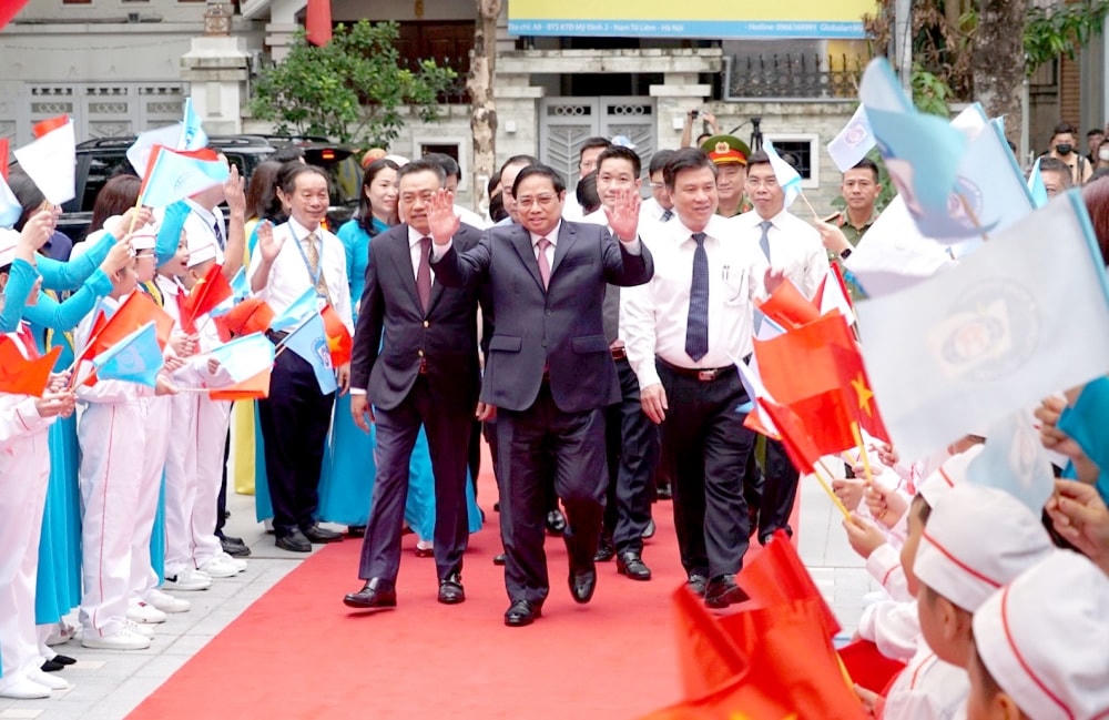 Thủ tướng Chính phủ Phạm Minh Chính tới dự lễ khai giảng tại Trường Tiểu học Đoàn Thị Điểm.