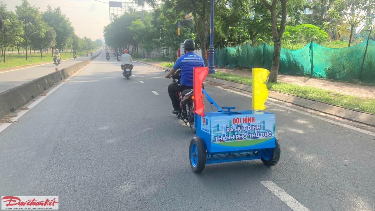 Một xe hút đinh của tuổi trẻ TP Thủ Đức đang thực hiện nhiệm vụ (Ảnh: Thanh Bình).