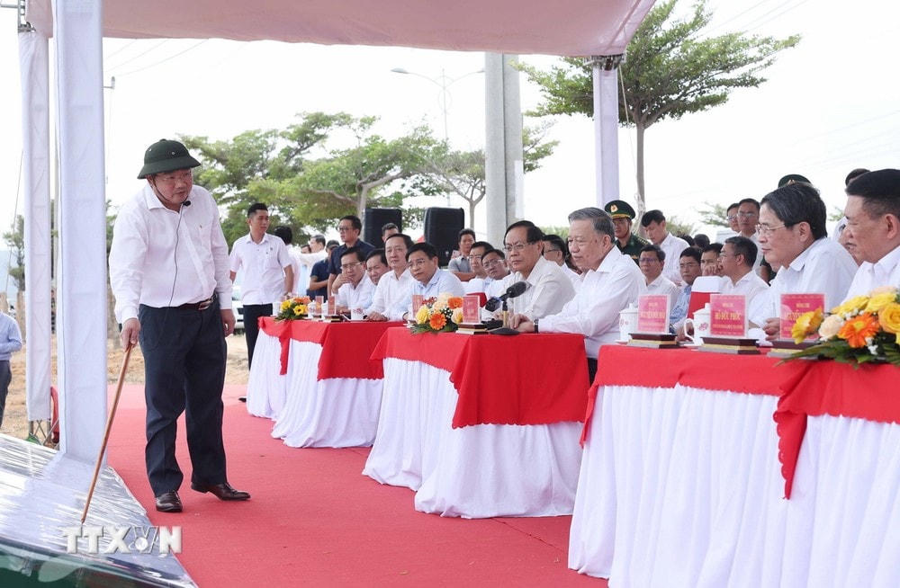 Tổng Bí thư Tô Lâm quan sát vị trí quy hoạch Nhà máy điện hạt nhân Ninh Thuận 1. (Ảnh: Thống Nhất/TTXVN) TTXVN_0512 Tong Bi thu dien hat nhan Ninh Thuan 1.jpg