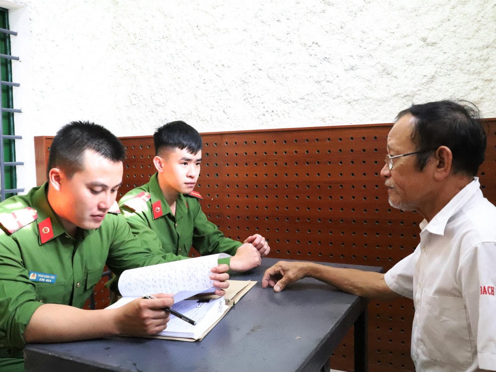 Cơ quan công an lấy lời khai đối tượng Nguyễn Thế Hữu.