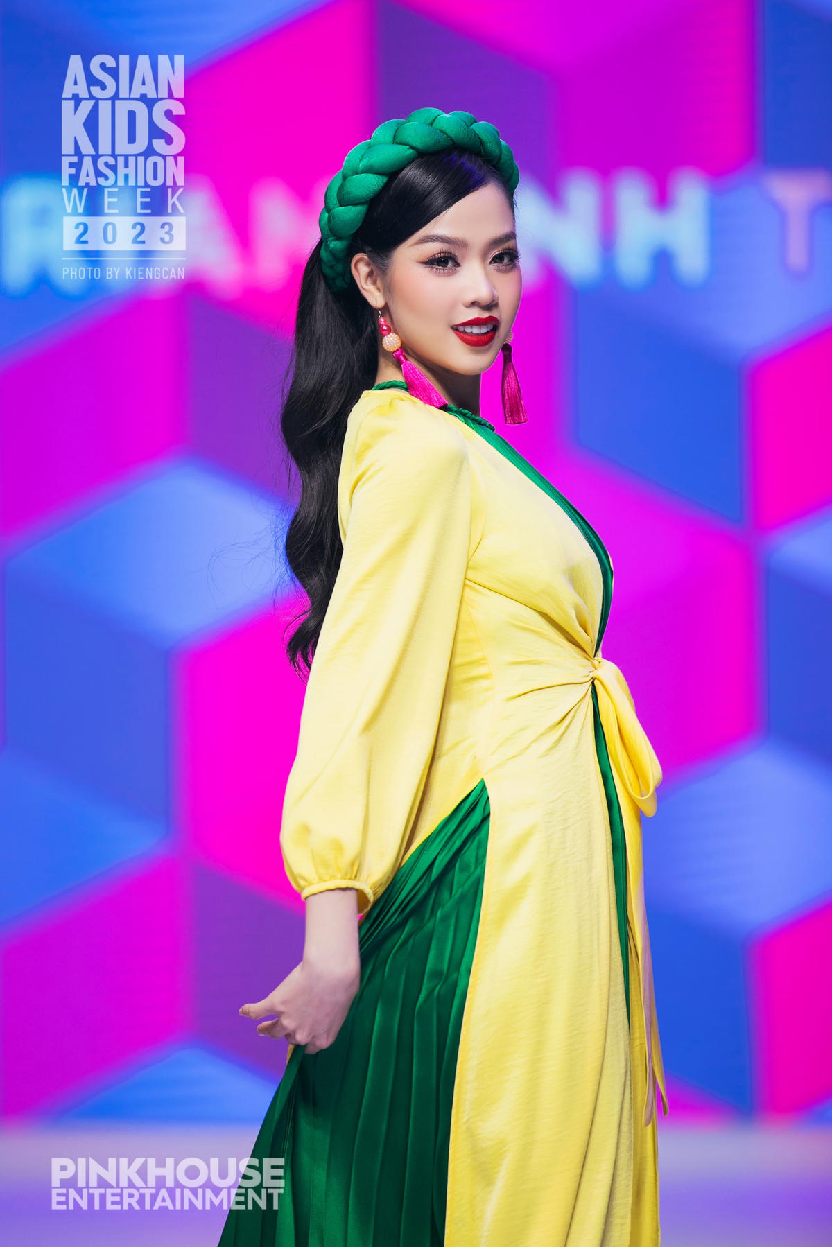 Cả 3 cô gái xuất hiện mở màn show diễn chiếm trọn ánh nhìn của khán giả theo dõi.