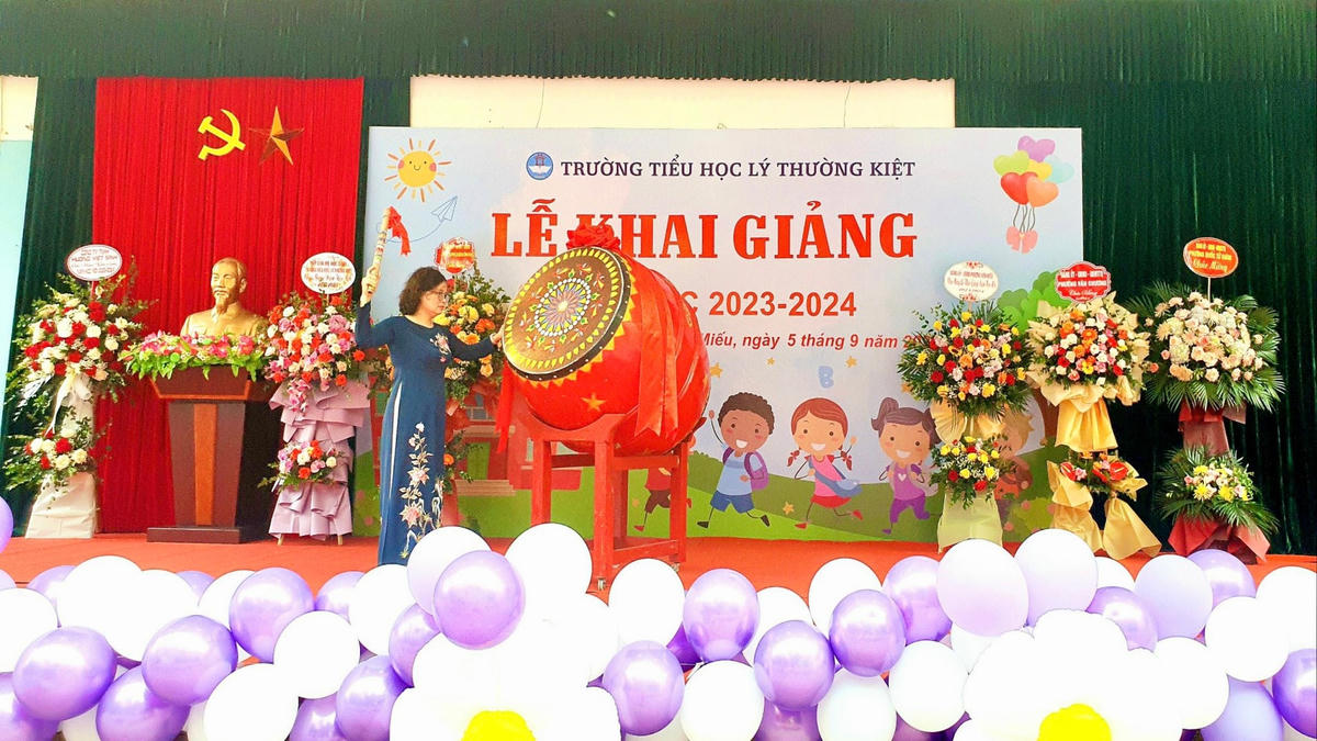 Cô giáo Lê Thị Thanh Thuỷ - Hiệu trưởng nhà trường đánh trống khai giảng năm học mới.