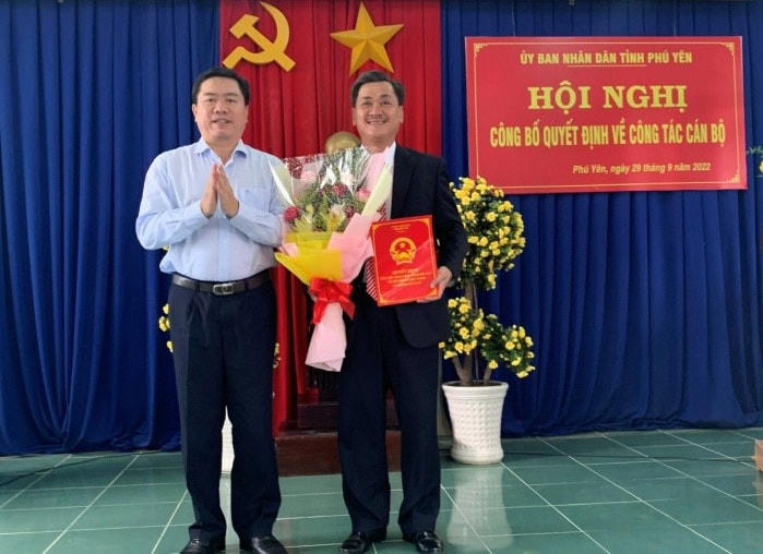 Ông Trần Hữu Thế, Phó Bí thư Tỉnh ủy, Chủ tịch UBND tỉnh Phú Yên trao quyết định bổ nhiệm Giám đốc Sở LĐ-TB-XH và tặng hoa chúc mừng ông Nguyễn Hữu Từ. 