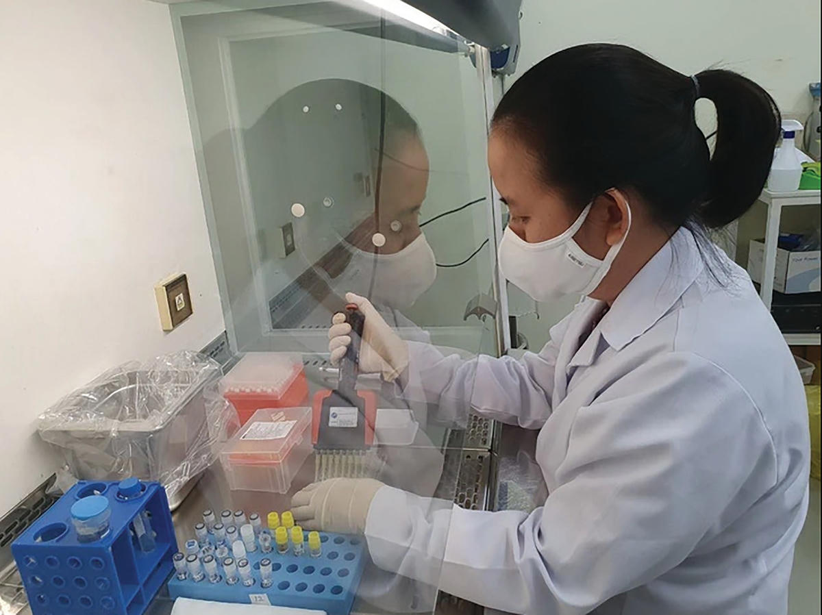 Xét nghiệm mẫu bệnh tại Viện Pasteur TPHCM.  