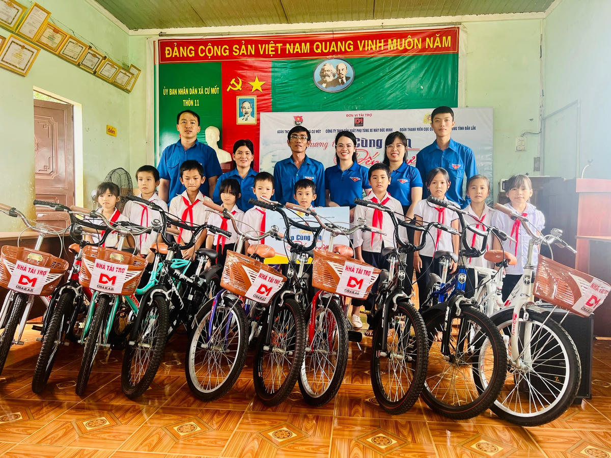 Đoàn thanh niên Cục QLTT và đoàn thanh niên địa phương chụp hình lưu niệm.