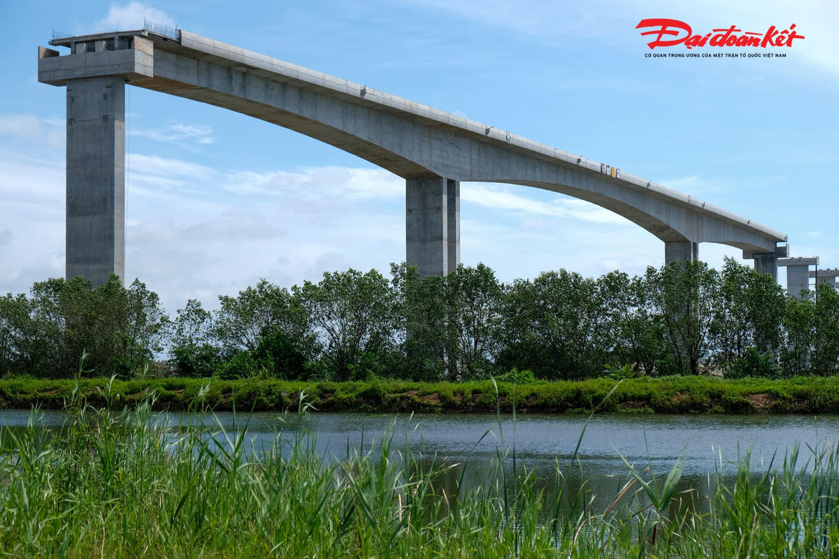 Ông Trần Văn Pha, Giám đốc Ban điều hành Dự án đường ven biển Hải Phòng - Thái Bình cho biết, hiện công trình xây dựng cầu Văn Úc đã hoàn thành gần 70% giá trị hợp đồng. Đến nay, đơn vị nhà thầu đã hợp long thành công 3 nhịp cầu nằm chính giữa sông.