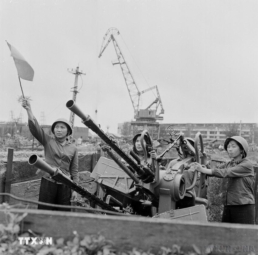 Các nữ dân quân Khẩu đội 1, Nhà máy dệt 8/3, Hà Nội, khẩu đội bắn trúng máy bay Mỹ ngày 13/3/1968 tích cực luyện tập, sẵn sàng chiến đấu. (Ảnh: Trần Phác/TTXVN)