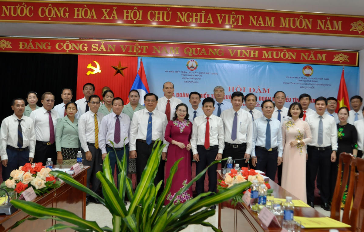 Đoàn đại biểu 2 tỉnh chụp ảnh lưu niệm.