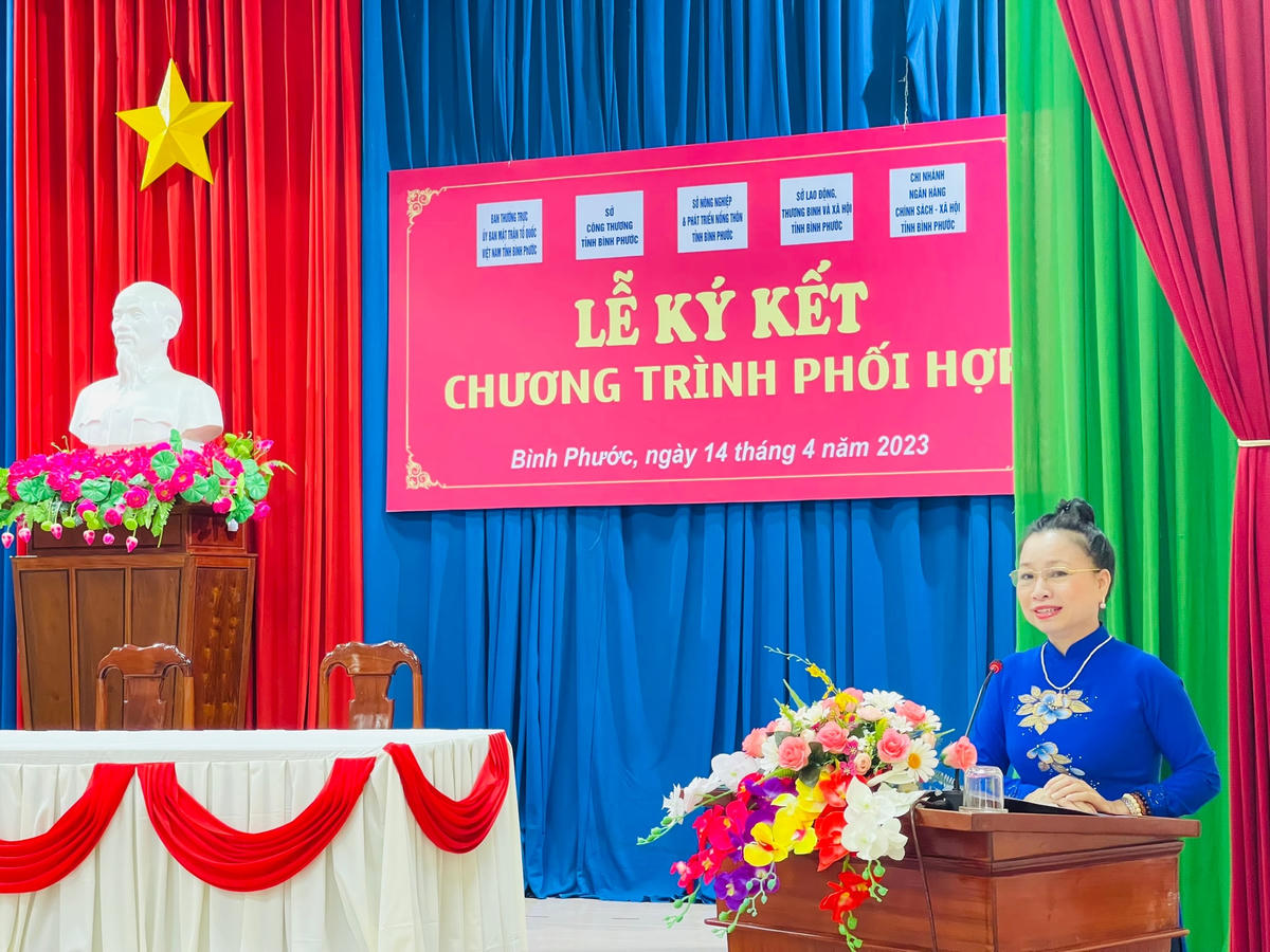 Bà Lê Thị Xuân Trang, Chủ tịch Ủy ban MTTQ Việt Nam tỉnh Bình Phước  phát biểu tại lễ ký kết.