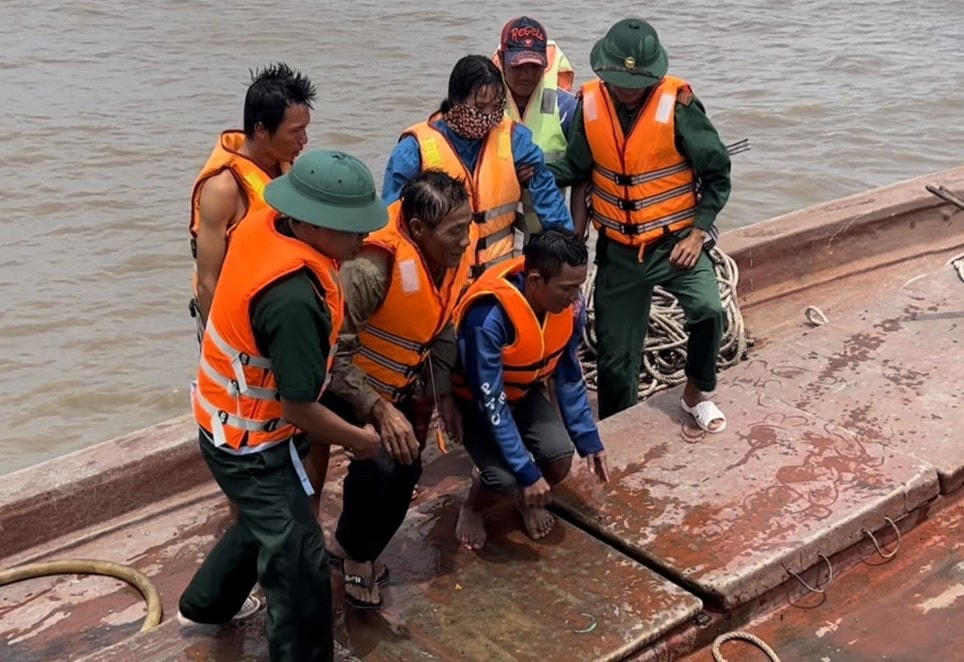 4 người trên sà lan bị chìm được bộ đội biên phòng ứng cứu kịp thời.