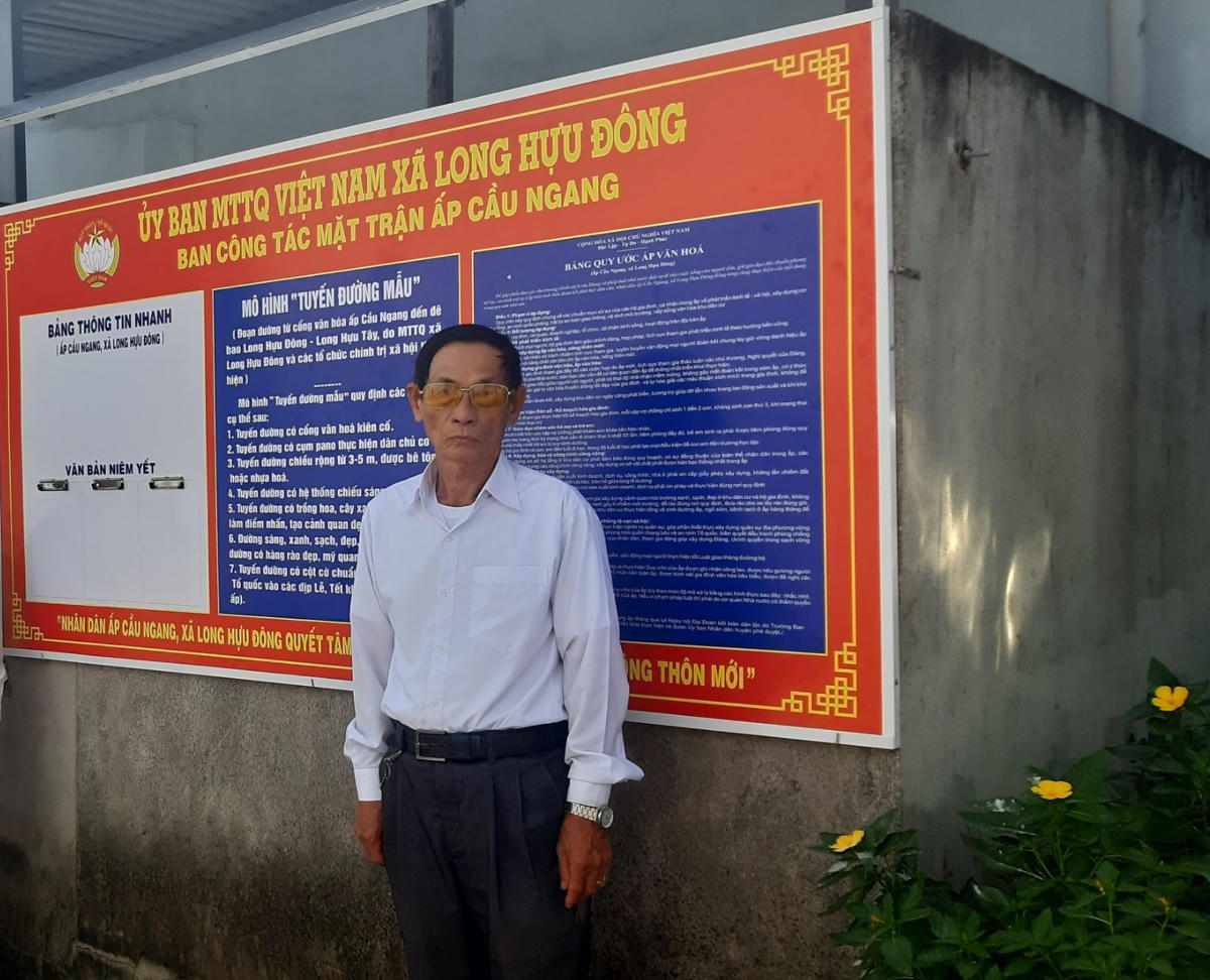 Ông Tô Văn Tồn - Trưởng ban Công tác Mặt trận ấp Cầu Ngang, xã Long Hựu Đông, huyện Cần Đước thường xuyên cập nhật về các hoạt động, phong trào trên bảng thông tin của Ban Công tác Mặt trận.
