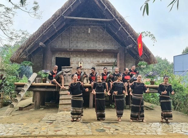 Đồng bào dân tộc Ê Đê với các bài hát, điệu xoang của dân tộc mình. Ảnh: H.Tâm.