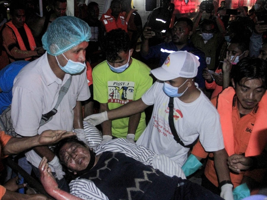 Lực lượng tìm kiếm cứu hộ Indonesia sơ tán nạn nhân bị thương trong vụ hoả hoạn trên tàu chở khách KM Express Cantika 77 ở Kupang, tỉnh Đông Nusa Tenggara ngày 24/10/2022. Ảnh: THX/TTXVN.