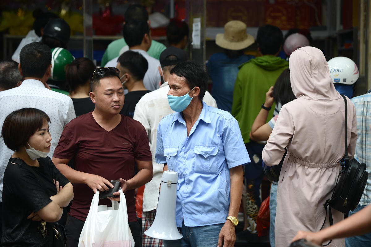 Hà Nội: Xếp hàng hàng tiếng đồng hổ chỉ để... mua bánh Trung thu