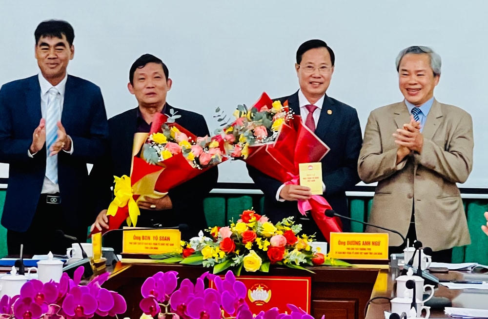 Tặng hoa chúc mừng ông Phạm Triều và ông Nguyễn Thanh Hồng được hiệp thương làm ủy viên Ủy ban MTTQ Việt Nam tỉnh Lâm Đồng, ông Phạm Triều giữ chức danh Chủ tịch Ủy ban MTTQ tỉnh Lâm Đồng nhiệm kỳ 2019 – 2024.