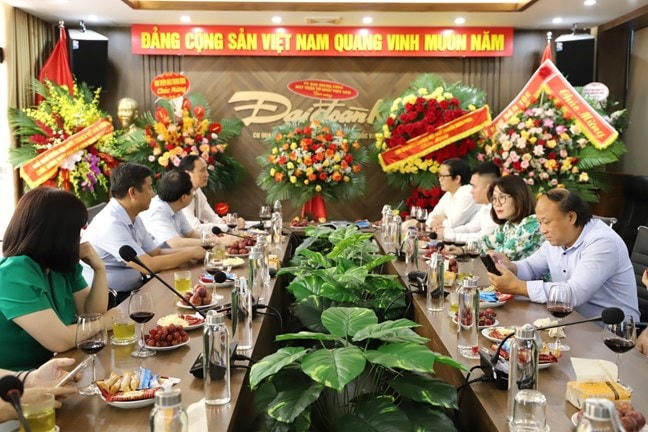 Phó Chủ tịch Phùng Khánh Tài thăm chúc mừng Báo Đại Đoàn Kết.