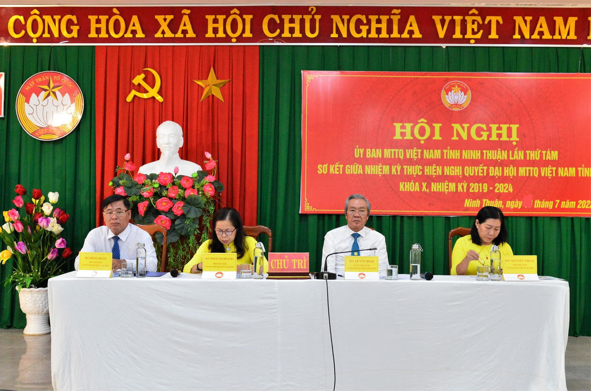 Ông Lê Văn Bình, Chủ tịch Ủy ban MTTQ Việt Nam tỉnh Ninh Thuận chủ trì hội nghị.