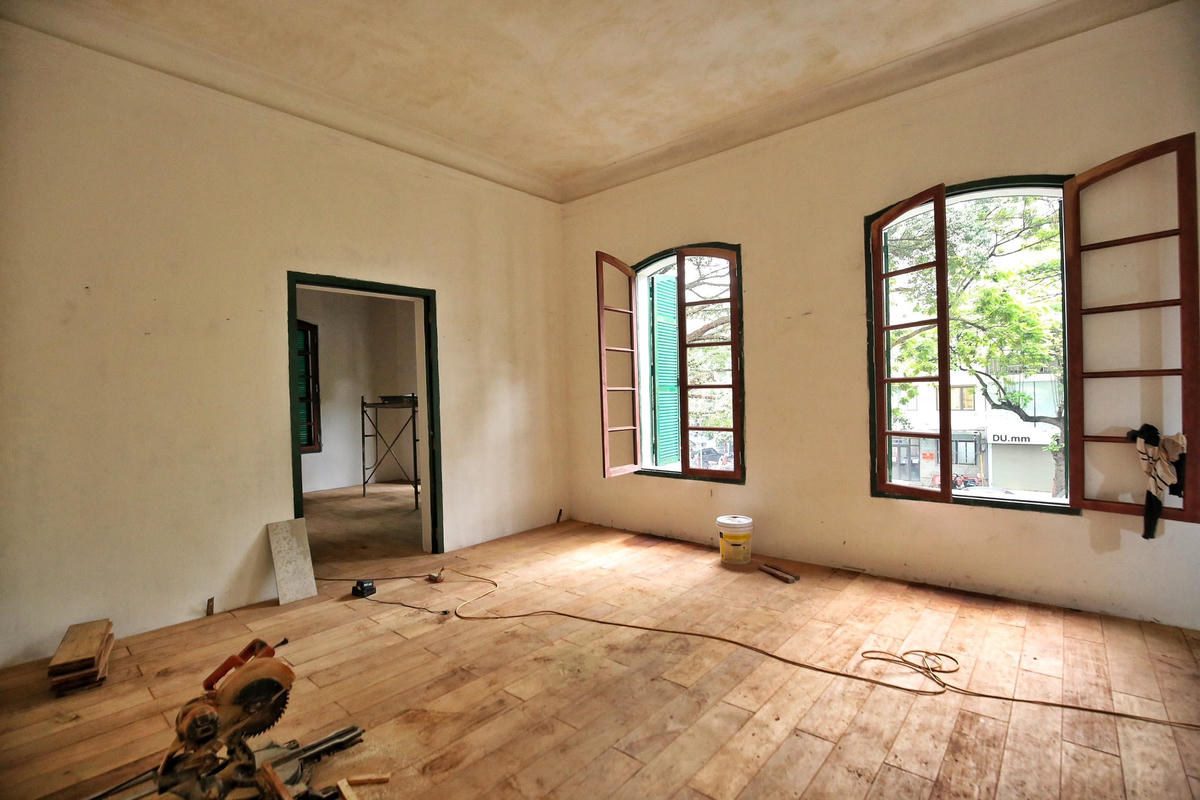 Sàn nhà căn biệt thự cổ này được làm bằng gỗ.