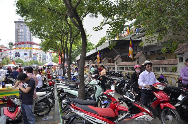 Hoạt động trông giữ xe đầu năm thường bị đẩy giá. Ảnh:DT.