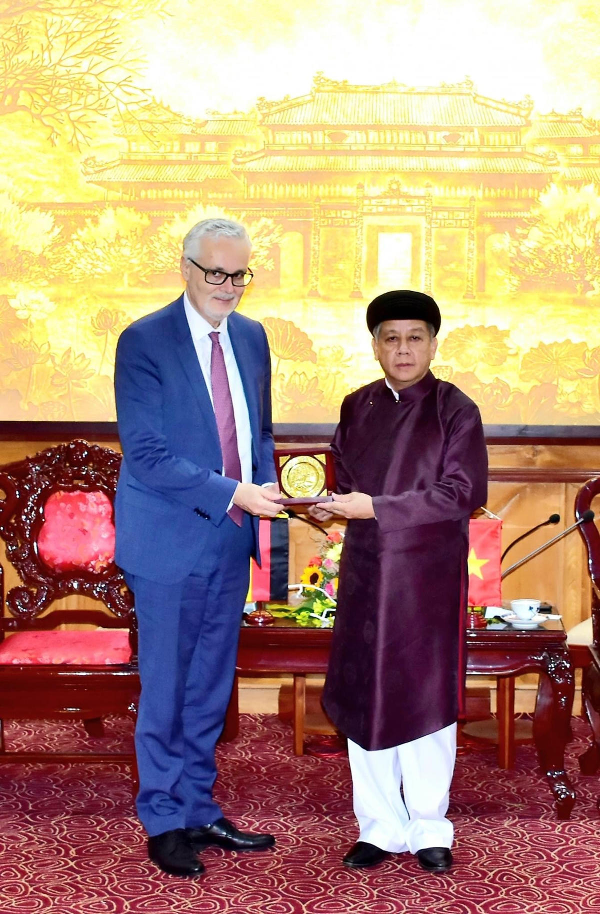 Ông Phan Ngọc Thọ mặc áo ngũ thân đón tiếp đại sứ nước ngoài.  