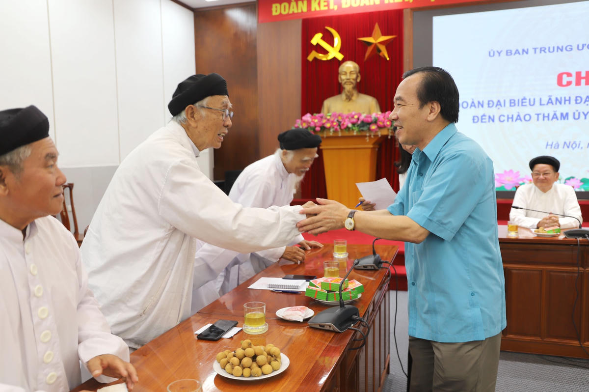 Phó Chủ tịch Ngô Sách Thực thân mật tiếp Đoàn đại biểu lãnh đạo các Hội thánh và tổ chức Cao Đài.