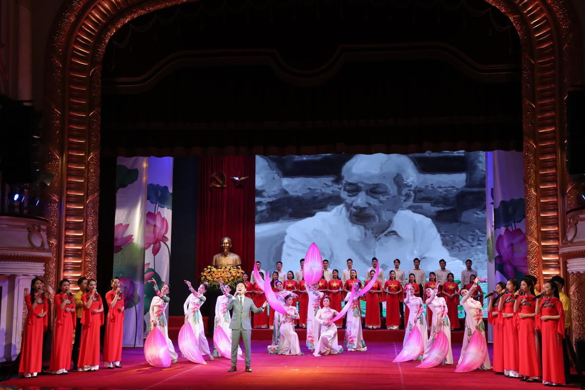 Chương trình văn nghệ chào mừng. (ảnh: Trần Huấn).